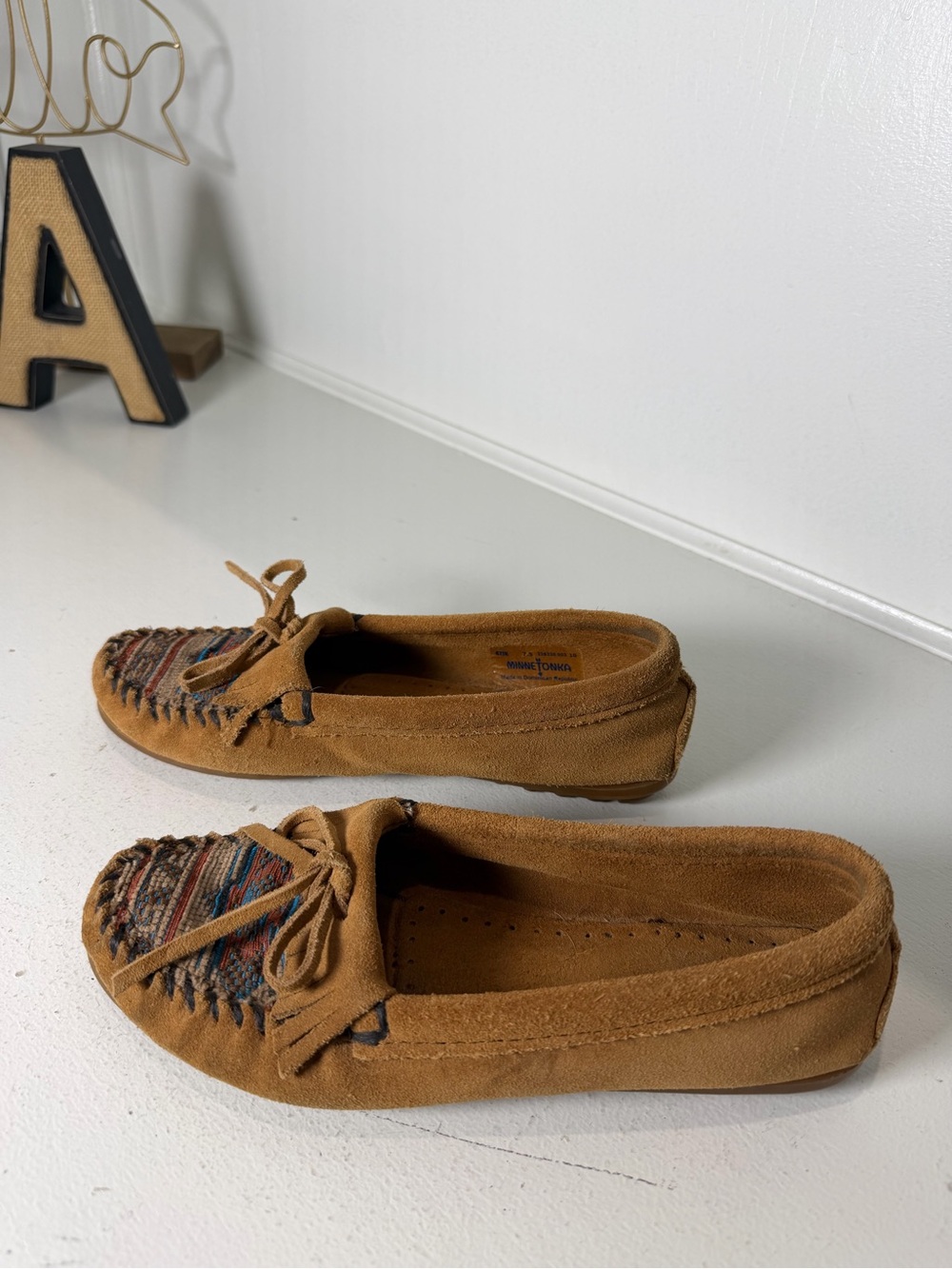 Minnetonka Womens 7.5 Suede Moccasins Kilim Serape Fringe Boho Loafers